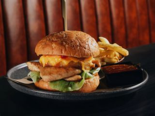 Бургер в Тайському стилі з обсмаженою куркою (350/100/50г)