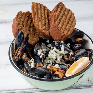 Чилійські мідії в мушлях у сирному соусі з Дор Блу