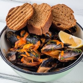 Чилійські мідії в мушлях у томатному соусі