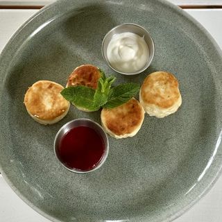 Сирники з полуничним соусом та сметаною