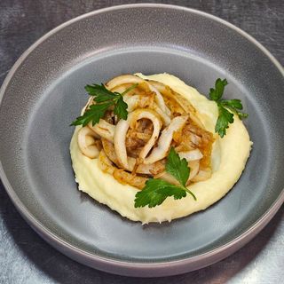 Піджарка з картопляним пюре з атлантичним кальмаром