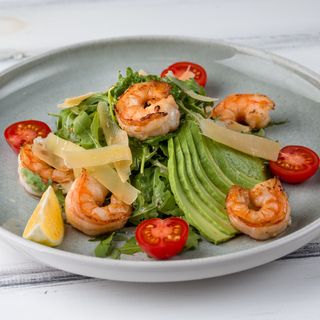 Рукола з тихоокеанськими креветками,томатами чері та пармезаном