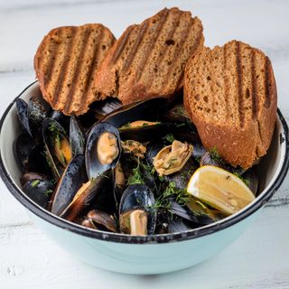 Чилійські мідії в мушлях  у винно-часниковому соусі