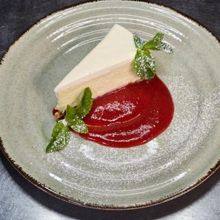 Чізкейк з полуничним соусом