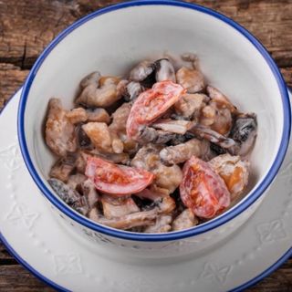 Мʼясо чорноморського рапана у вершковому соусі з томатами черзі та печерицями