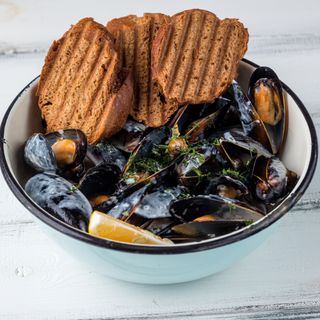 Чилійські мідії в мушлях у вершковому соусі