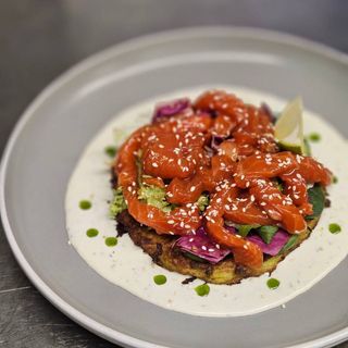 Кабачковий дерун з маринованим лососем та соусом Дор Блу