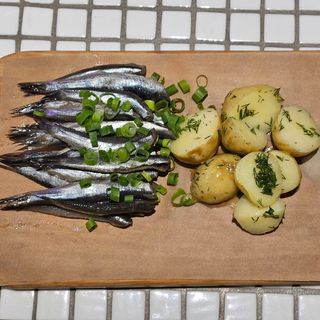 Хамса слабої солі з відвареною картоплею