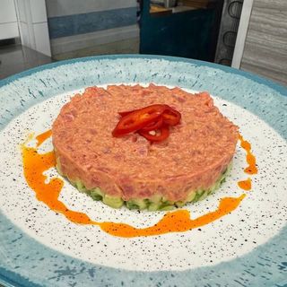 Тартар з червоного тунця з авокадо