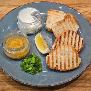 Щуча ікра зі збитим вершковим маслом та підсмаженими грішками