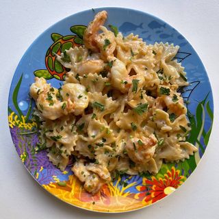 Бантики з креветками у вершковому соусі