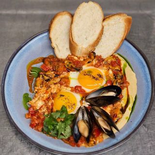 Шакшука з м'ясом мідій та хумусом