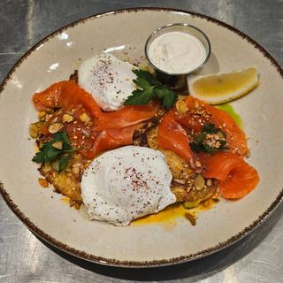 Картопляні деруни з лососем слабої солі та яйцем-пашот