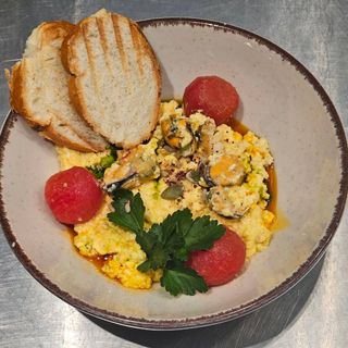 Вершковий скрембл з м'ясом мідій та трюфельною пастою