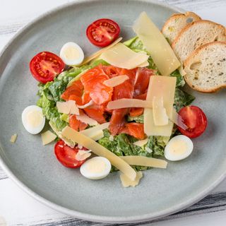 Салат "Цезар" з лососем слабої солі