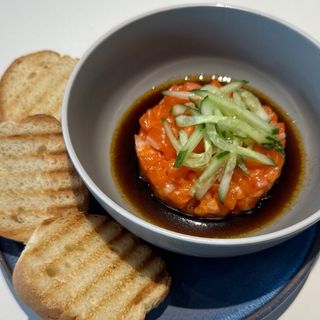 Тартар із лосося з соусом "Понзу"