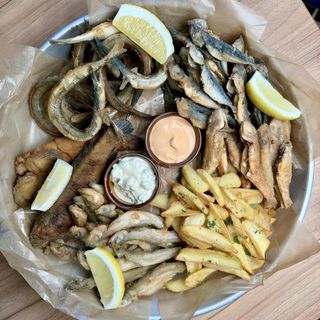 Мікс смаженої риби з картопляними ділами