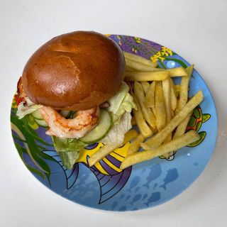 Бургер з креветками і картопляними діпами