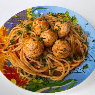 Спагетті у томатному соусі з рибними тефтельками