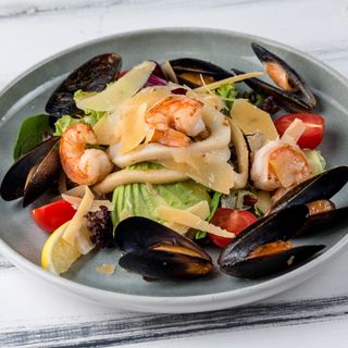 Теплий салат з морепродуктами