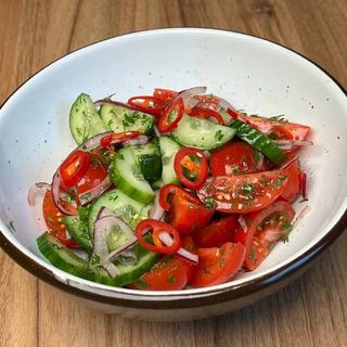 Салат зі свіжих овочів з червоною цибулею, чілі-перцем та запашною олією