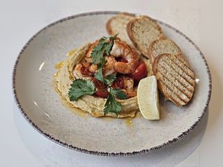 Домашній хумус з грильованими креветками та томатами чері