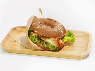 Бейгл з омлетом та сиром (330г)