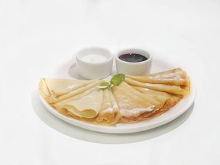 Млинці зі сметаною та ягідним кюлі (300г)