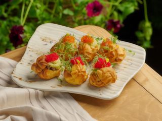 Профітролі з лососем, тунцем та ікрою (250г)