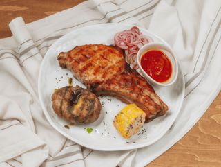 Стейк корейки зі свинини з овочами (350г)