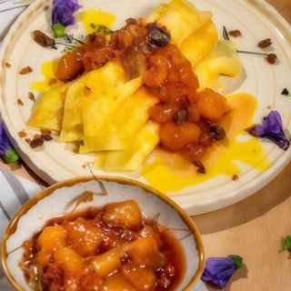 Млинці з сиром каштанами липово-грушевим варенням