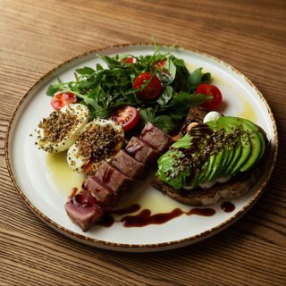 Хелсі сніданок з тунцем, битими огірками, відварним яйцем та кранчем з насіння (320г)