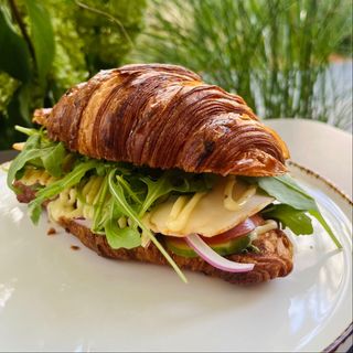 Круасан з індичкою та трюфельним майонез