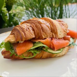 Круасан з лососем