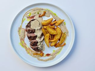 Стейк з телятини з картоплею Айдахо (330г)