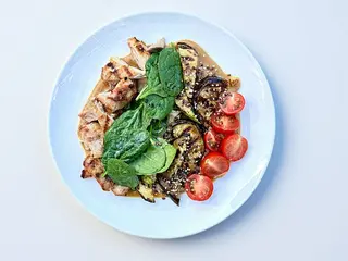 Кобб салат з куркою гриль (320г)