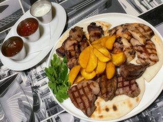 Асорті шашликів з картоплею Айдахо (780г)