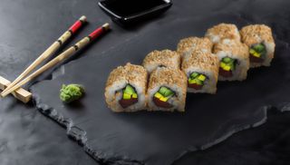 Каліфорнія з тунцем (210г)