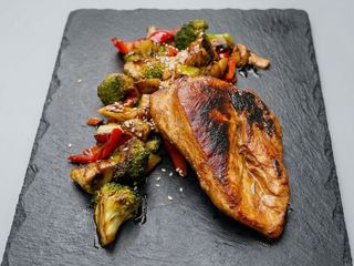 Стейк курячий з овочами гриль (290г)