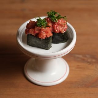 Гункан з лососем (90г)