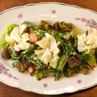 Зелений салат з фалафелем і сиром Тет-де-Муан (260г)