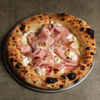 Піца з  мортаделою та страчателою(400г)