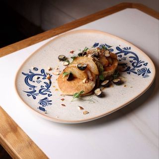 Протеїнові панкейки з кокосовим йогуртом і карамелізованою грушею (320г)