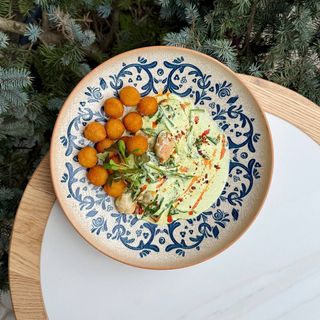 Курка з мідіями та картопляними кульками