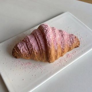 Круасан з малиною