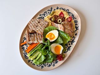 Хумус з грінками, вяленими Черрі та індичкою (320г)