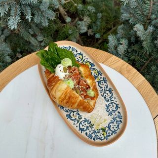 Круасан з лососем