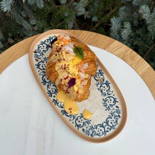 Круасан зі скремблом та креветками
