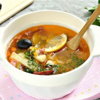 Солянка з куркою, ковбасами та сметаною (350г)