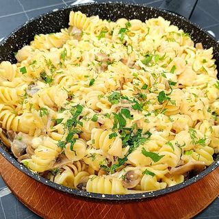 Макарони з грибами під сиром (280г)